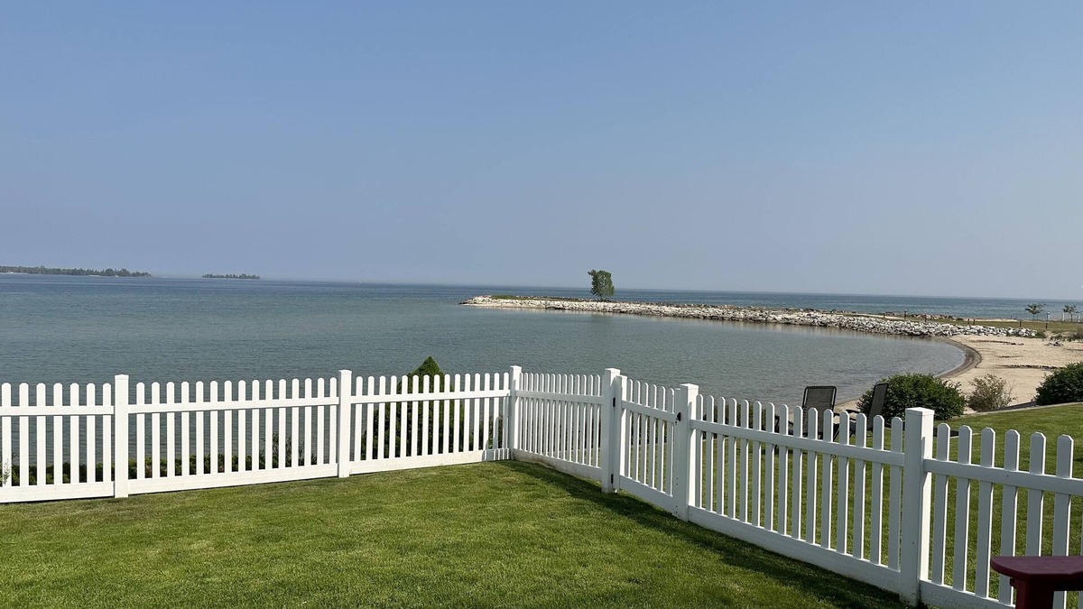 Baileys Harbor Apartment | E&K Harbor Inn 1 bedroom Suite on lake Michigan in downtown Baileys Harbor