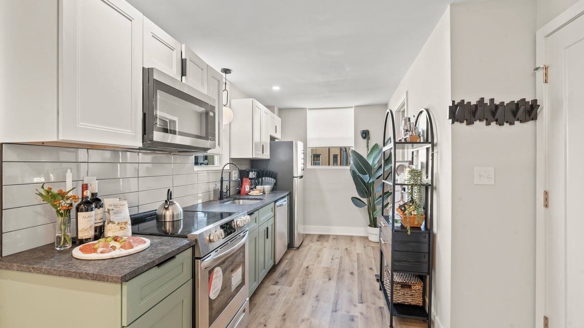 Passyunk Square Apartment | E Passyunk Ave 1 BR Gem- Prime Location