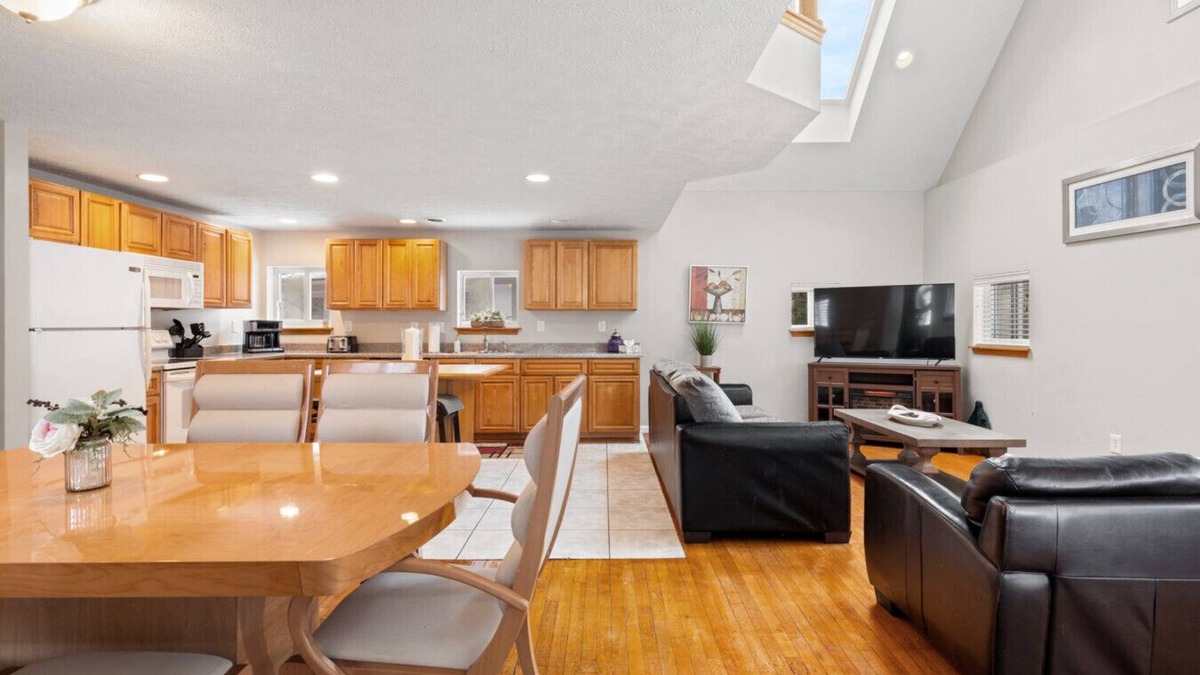 East Rochester House | E. Rochester Darling - Sleeps 6!