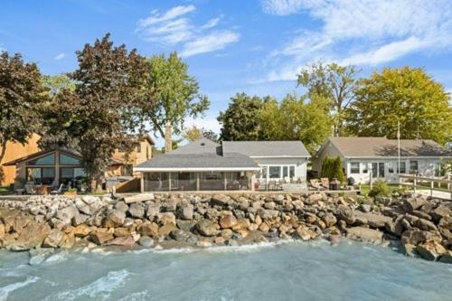 Amherstburg House | E&S Lake House Retreate&S Lake House Retreat
