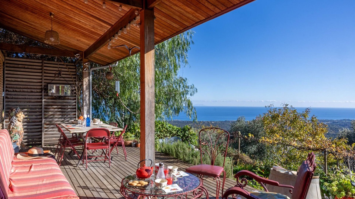 Valle-de-Campoloro House | E Tre Petre wooden house with magnificent sea views and a large garden planted with trees