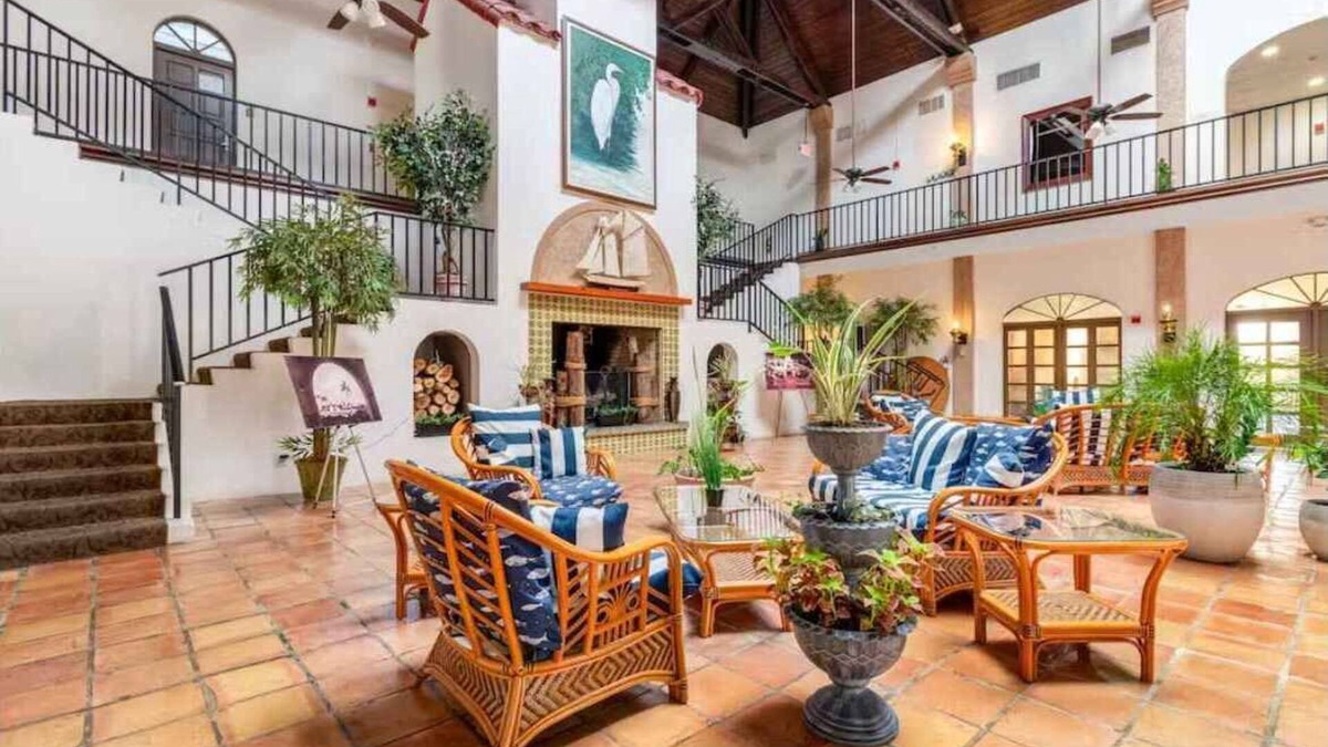 Naples Condo | E160 - 1 Queen Cottage