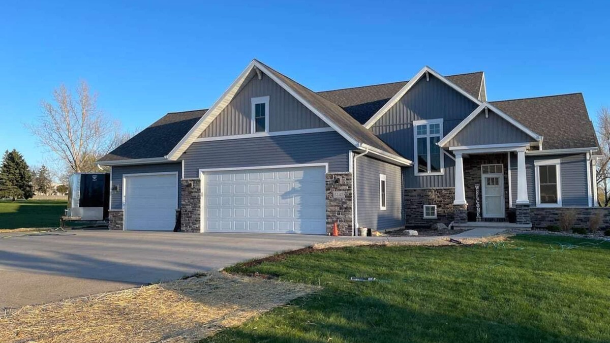 Butte Des Morts House | EAA Air Venture Rental 4 Bedroom, Golf-Course Home