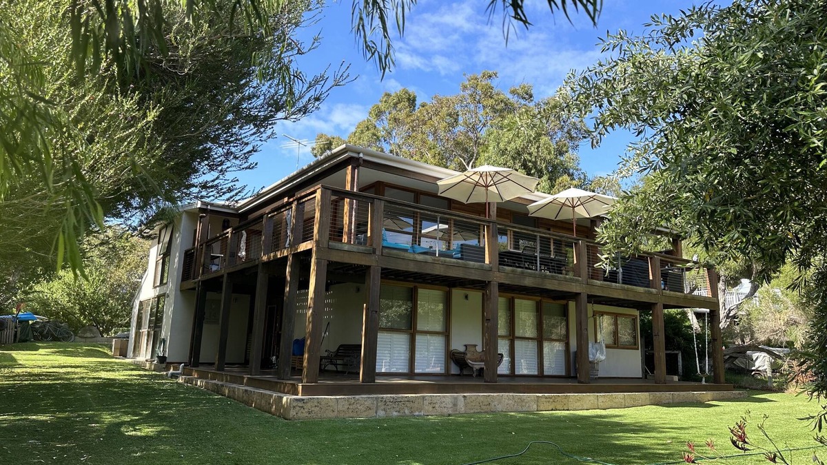 Eagle Bay House | Eagle Bay holiday home very close to beach