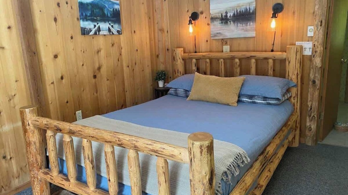 Forks Apartment | Eagle Cottage Room near Olympic National Park