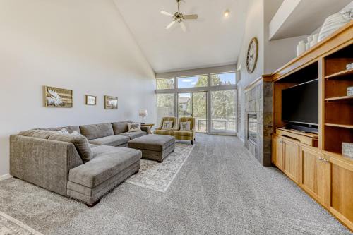Redmond House | Eagle Crest Modern Escape