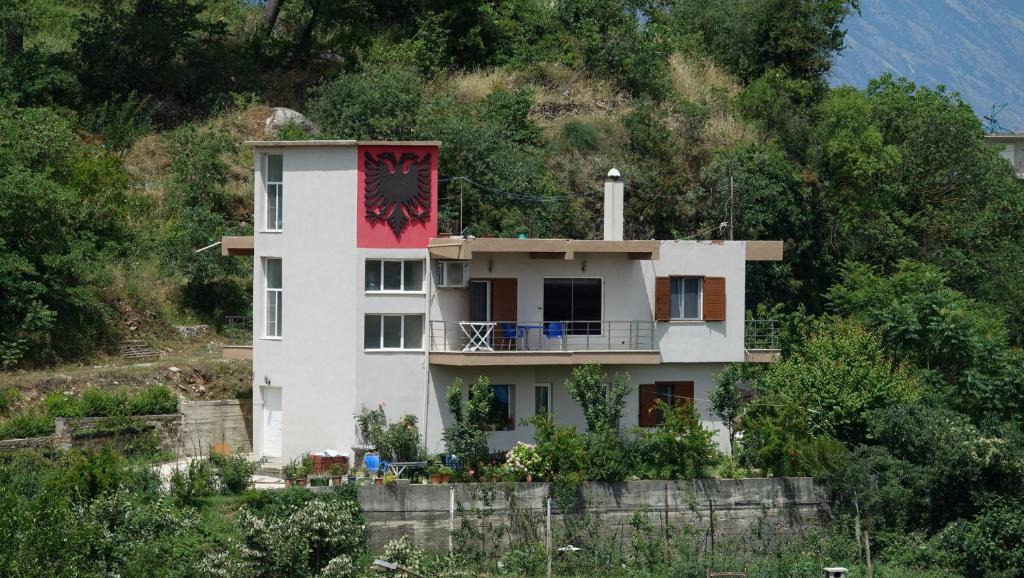 Permet Villa | Eagle house