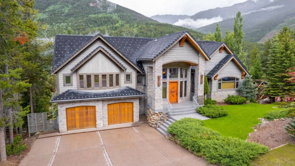East Kootenay Ski Chalet | Eagle House, Hostaway
