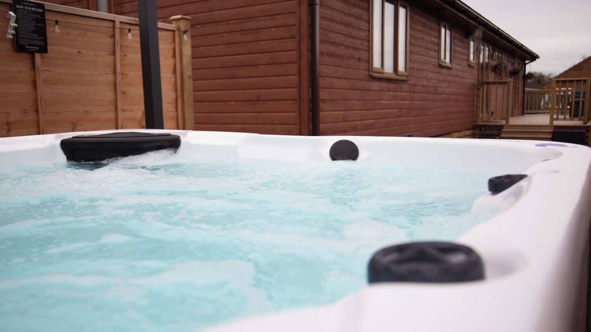 Fangfoss Cabin | Eagle Lodge – Luxury Hot Tub Escape near York