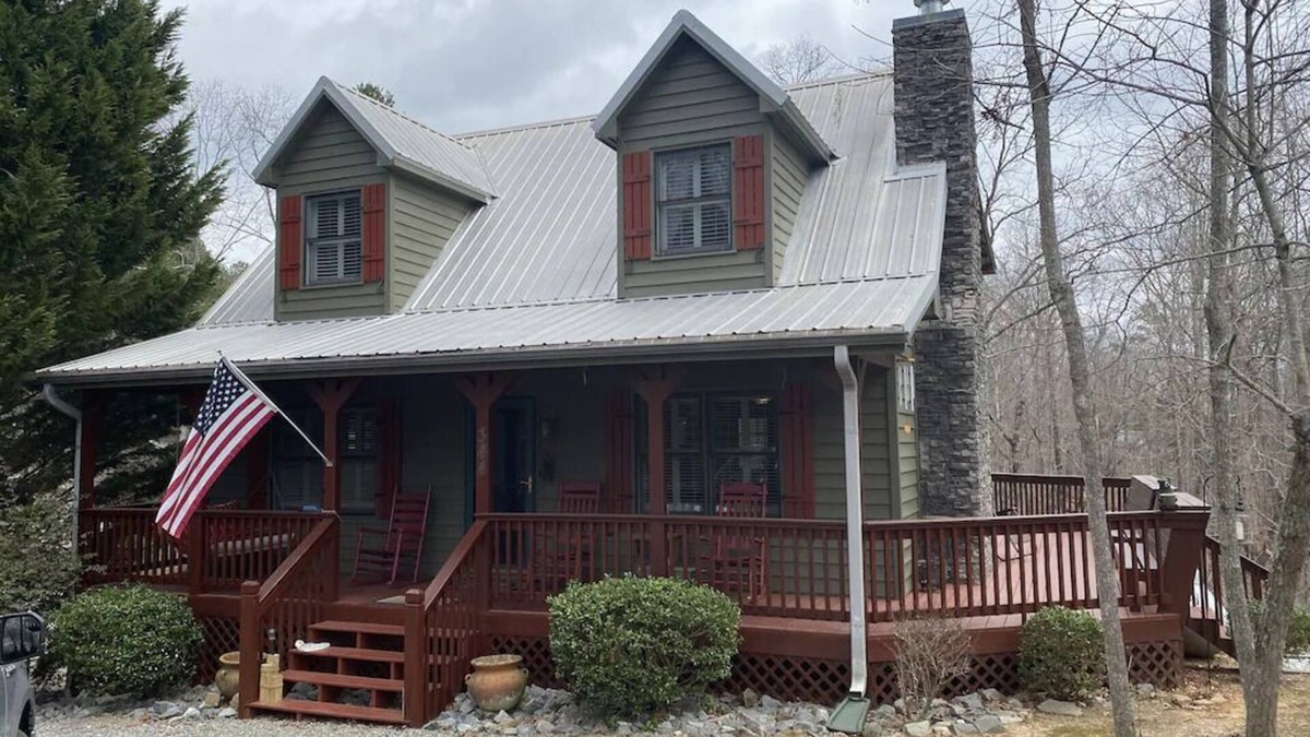 Eagle Mountain Cabin | Eagle Mountain River Retreat 4/3 Pool Table, Jacuzzi & more