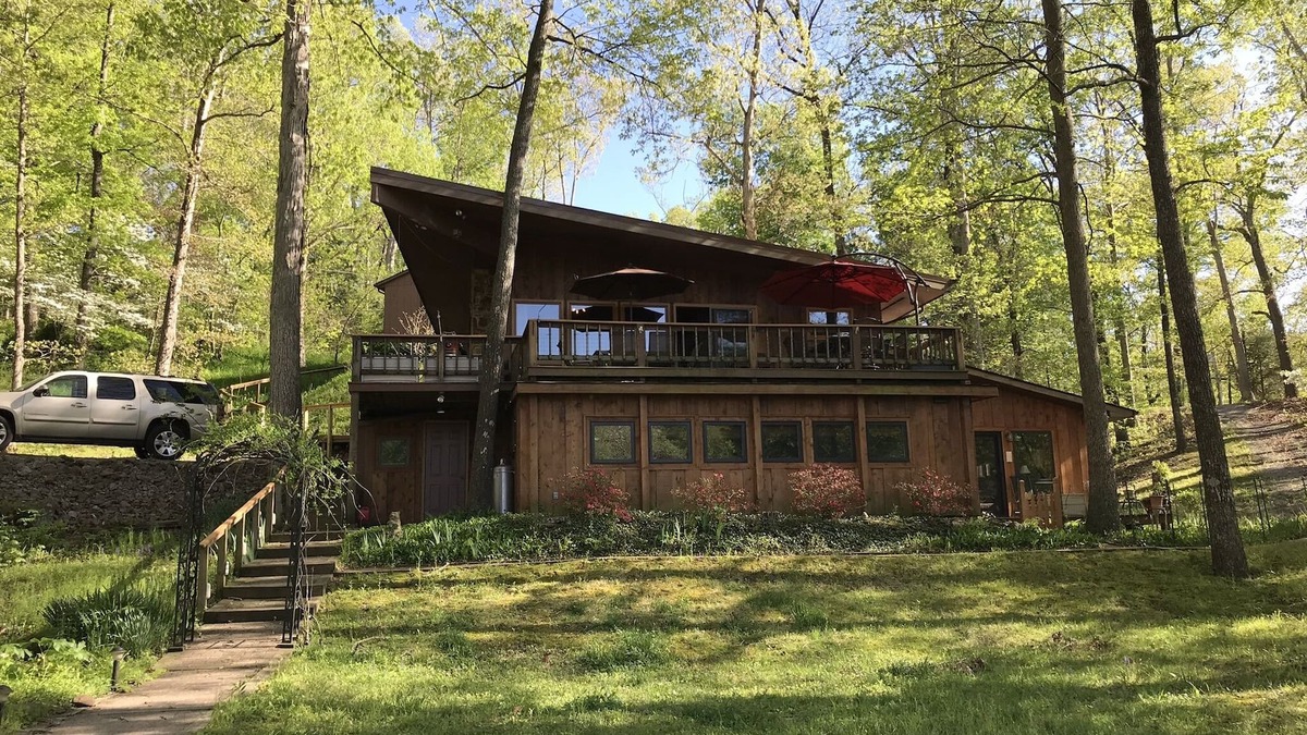 Goreville House | Eagle Point Hideout is a 2300 sqft 4 bedroom Cedar home with picturesque views.