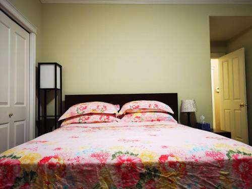 Cordova Bay House | Eagle's House, Room #1