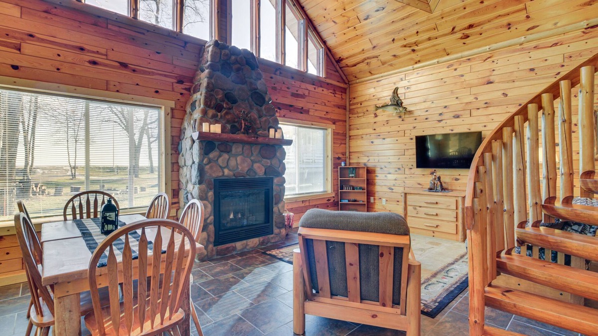 Garrison Cabin | Eagle's Nest Cabin on Mille Lacs Lake: Boat + Fish