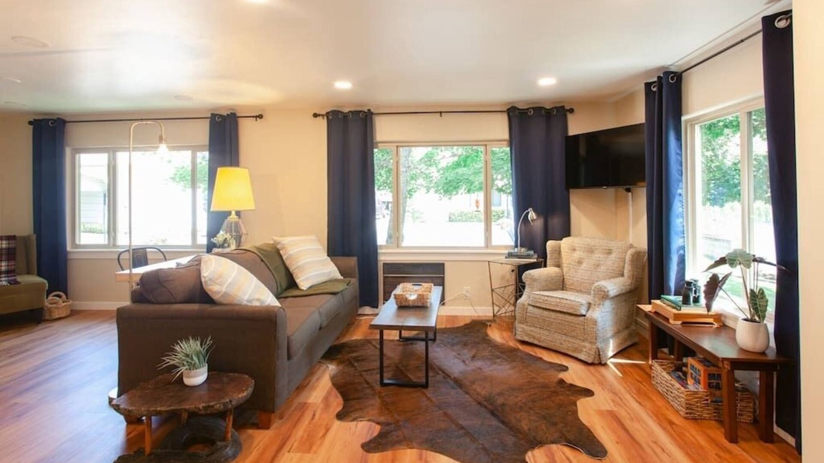 Jackson County House | Eagle's Nest Cottage. Spacious 2 BR river retreat on the Rogue River. Enjoy ping-pong, BBQ, board games, and fishing. Remote work enabled with high-speed WiFi. Unplug and unwind!