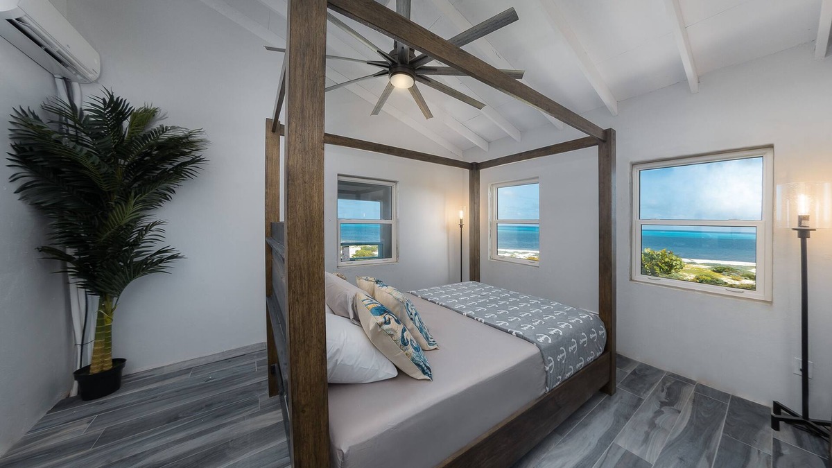 Cockburn Town Apartment | Eagle's Nest Loft @ The Lookout - Beachfront w/AC