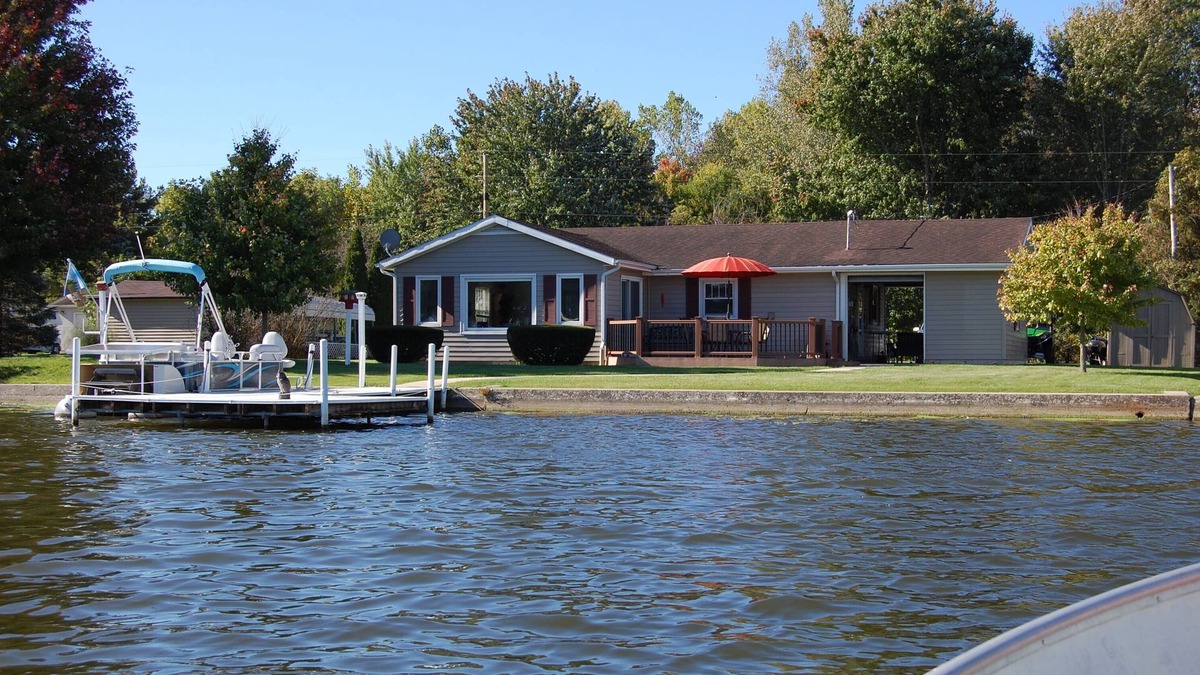 Silver Lake House | Eagle's View Indiana waterfront home on a premier fishing lake pontoon included!