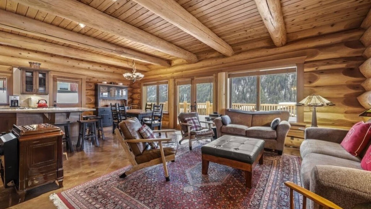 Fairways Ski Chalet | Eagle View Chalet: Spacious 3BDRM Chalet, Family Friendly w/Private Hot Tub