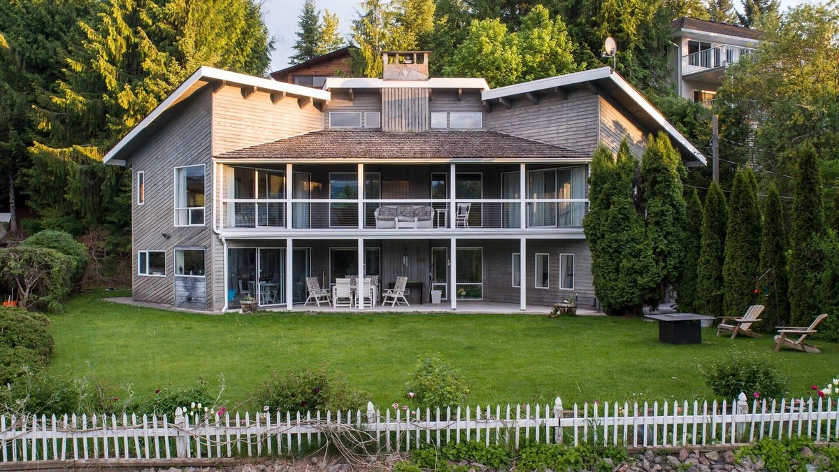 Blind Bay House | Eagles Bliss, nested in the surrounding beauty of the bay and mountain views.