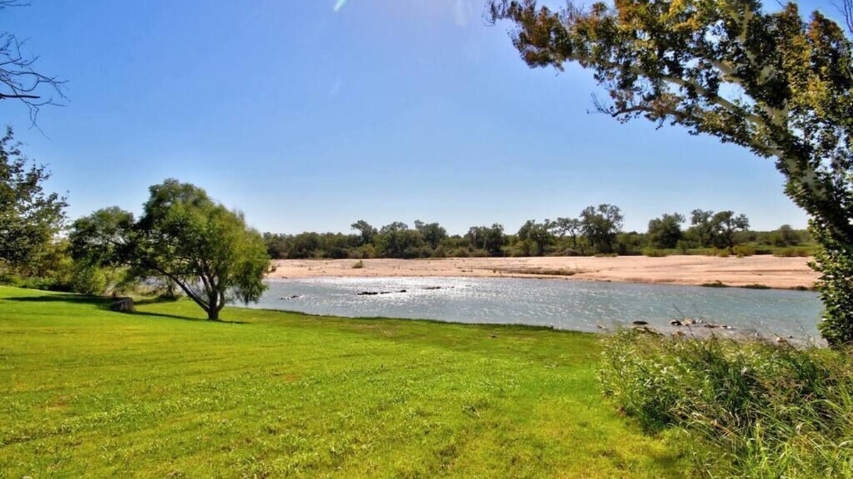 Llano House | Eagle’s Grotto Riverside Retreat - 5 Acres on Llano River