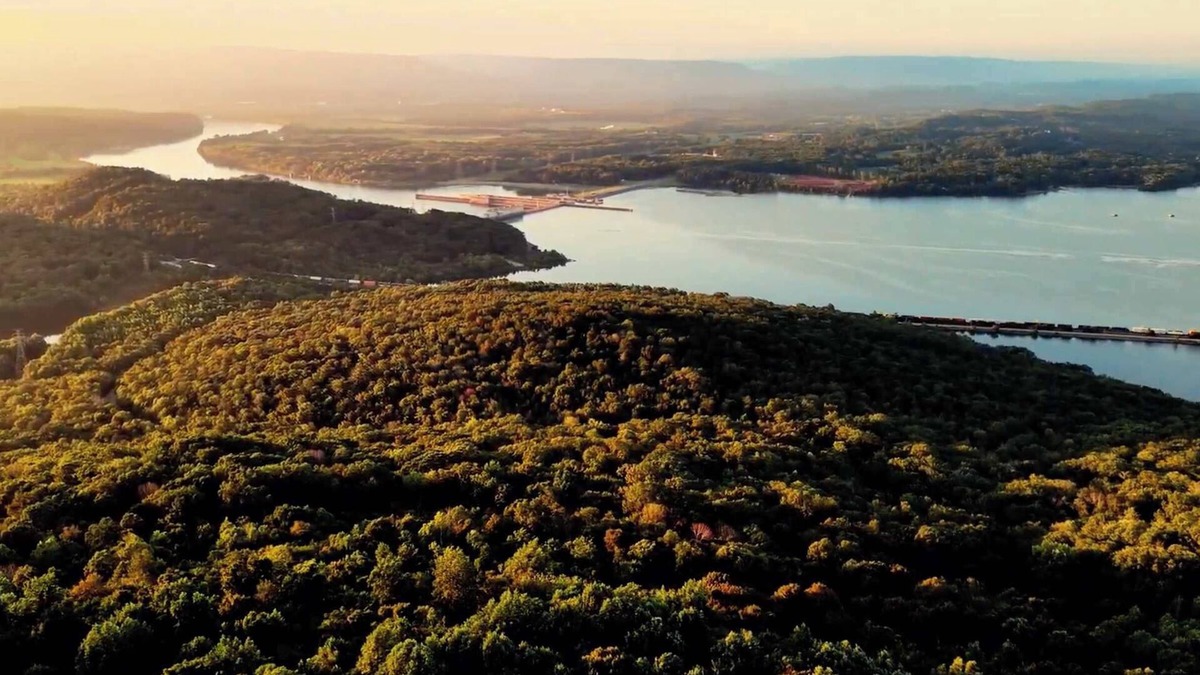 Bryant Cabin | Eagles Nest Cabin – Bluff Views & Hot Tub!