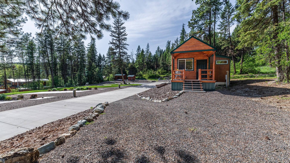 Lake Mary Ronan Cottage | Eagles Nest-Charming One Bedroom Lake Views