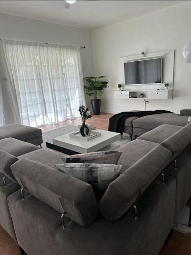 Albion House | Eagles Nest Villa House AC TV WIFI Fan Luxury Modern