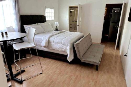 Albion Villa | Eagles Nest Villa Studio AC TV WIFI Fan Luxury Modern