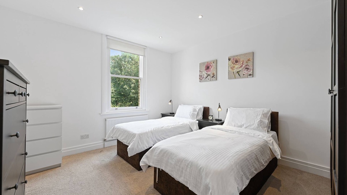 Ealing Apartment | Ealing Broadway - Lovely 2 Bed flat with offstreet parking