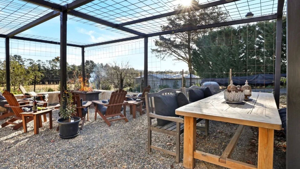 Paddys River Cottage | Ealu Farm - unwind in comfort with amazing rural views, outdoor entertaining & nearby wineries