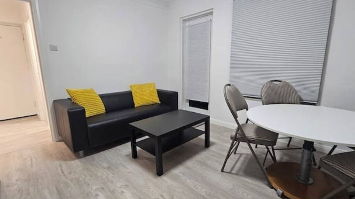 Mapesbury Apartment | Earl's Court 2 bed Terrace Flat