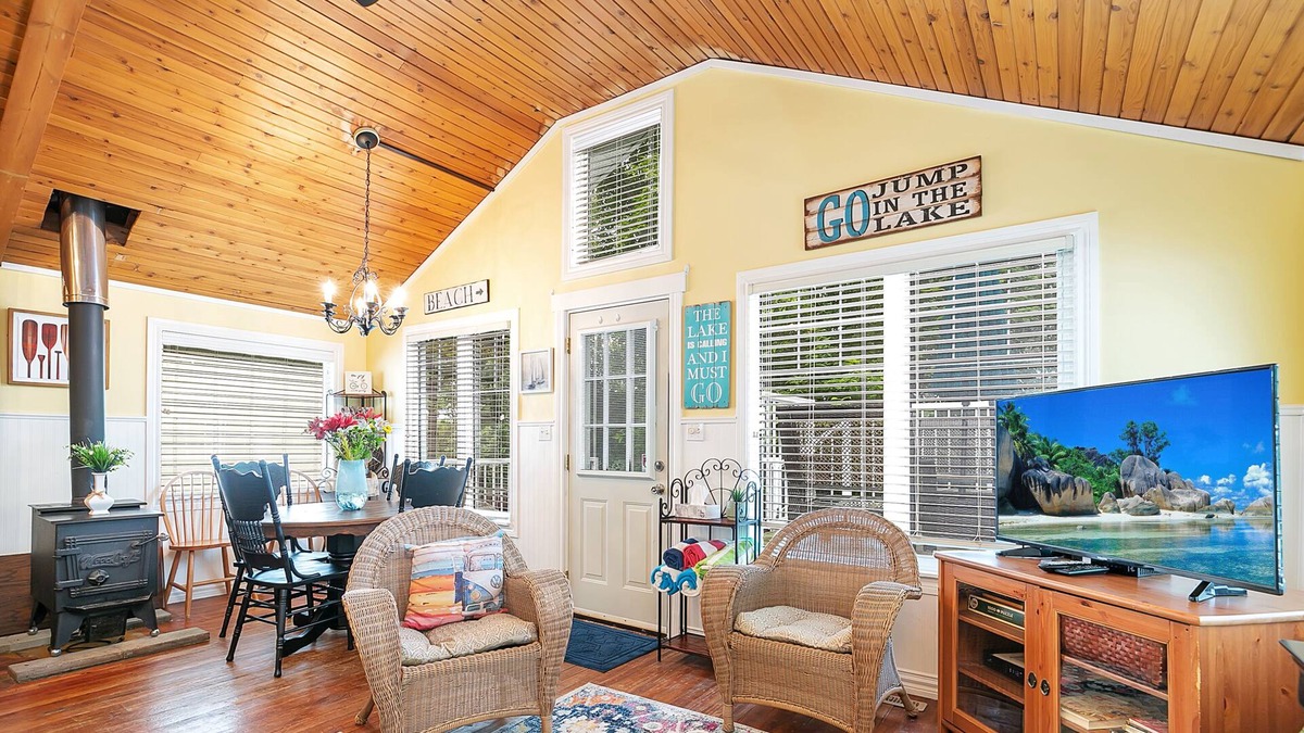 Sylvan Lake Cottage | EARLY BIRD DISCOUNT - ACROSS FROM LAKE - PRIME LOCATION!!!!