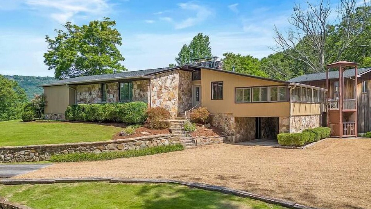 Menlo House | Early fall trip?! Stunning Midcentury modern home-sleeps 14! 24 private acres