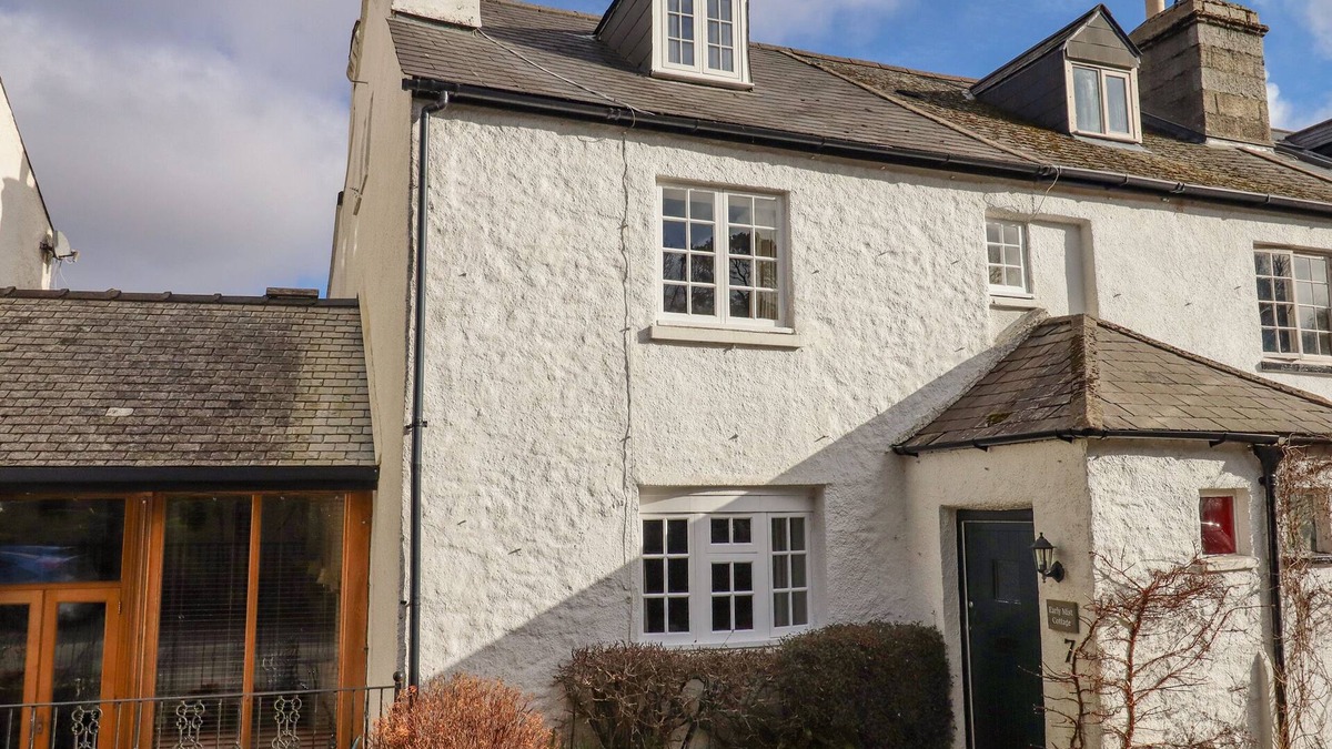 Newton Abbot Cottage | EARLY MIST COTTAGE, pet friendly, with open fire in Haytor Vale