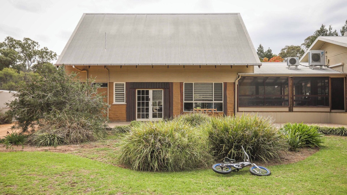 Gilgandra Cabin | Earth n TimbernSleeps 4 1 bathroom