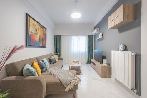 Kallithea Apartment | Earthy Green House