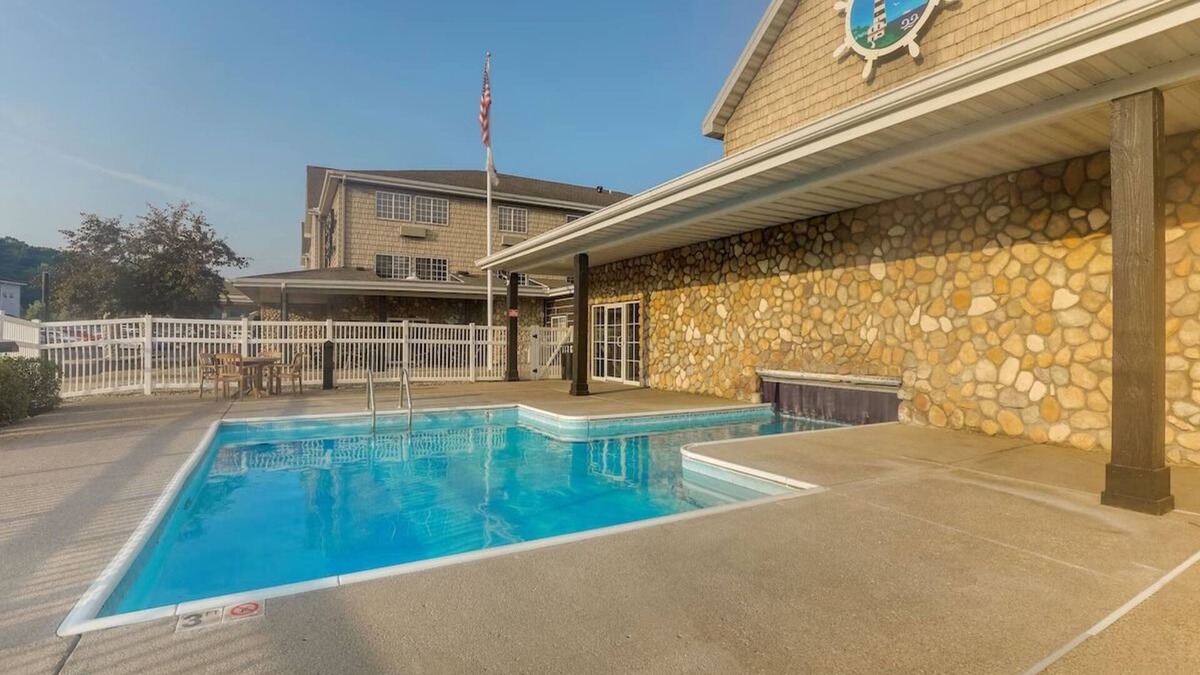 Peoria Hotel | Ease Your Senses! Elegant Lodging with Stunning Views of IL's River Valley