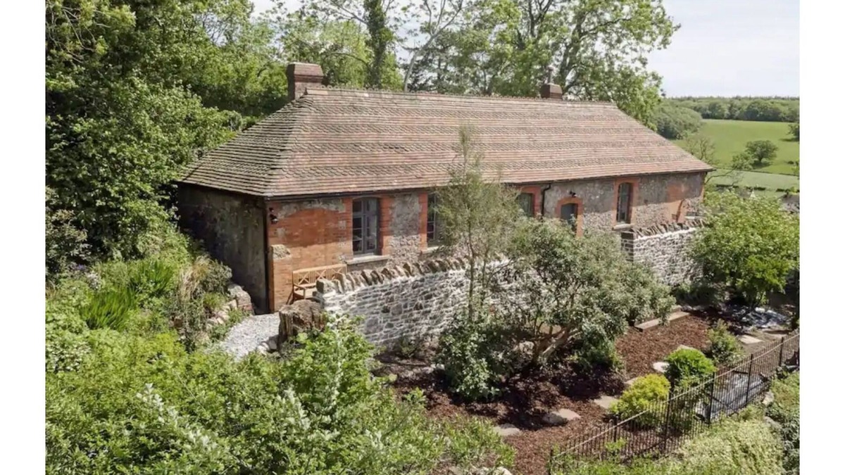 East Horrington Cottage | Easel Cottage near Wells: comfortable quirky cosy