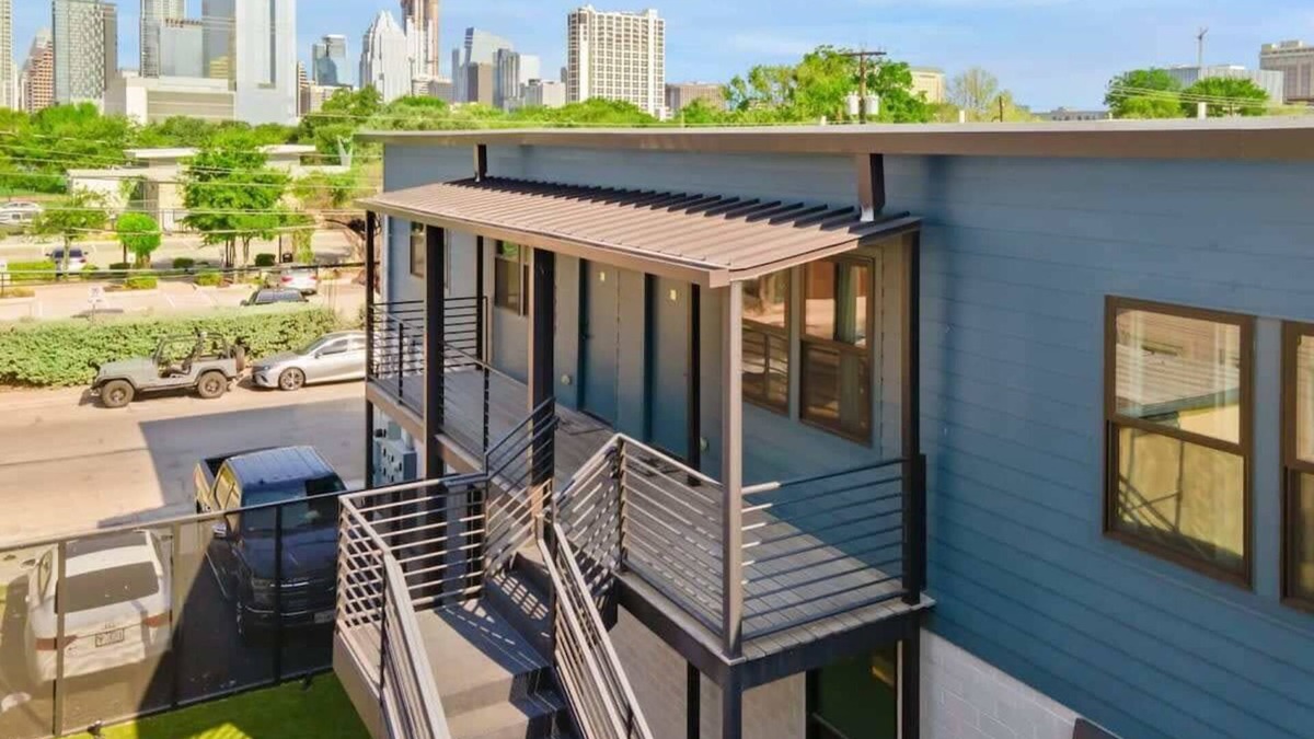 East Cesar Chavez Apartment | East Austin Condo - 2 Bedroom|Free Parking
