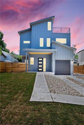 Austin House | East Austintacious - artsy, walkable 4BR 4BA