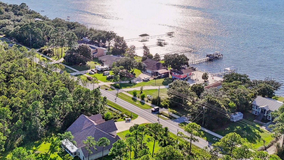 Gulf Breeze House | East Bay Lodge- Huge Family Home Minutes From Beach and Golf- Pet Friendly - Huge Lot w/Fruit Trees
