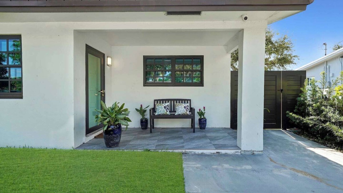 Melaleuca Gardens Apartment | East Beach Apart by PMI unit 2