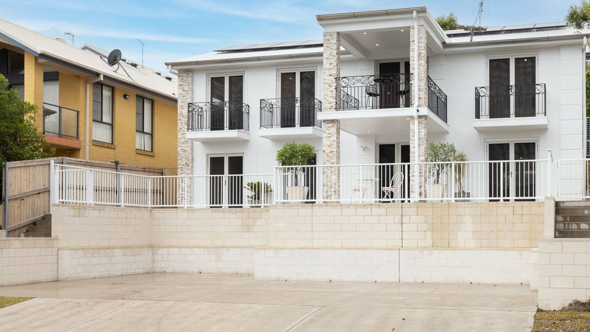 Shoal Bay House | East Belmont, 38 Tomaree Rd - spa, linen, Wi-Fi, Air Con , Games Room