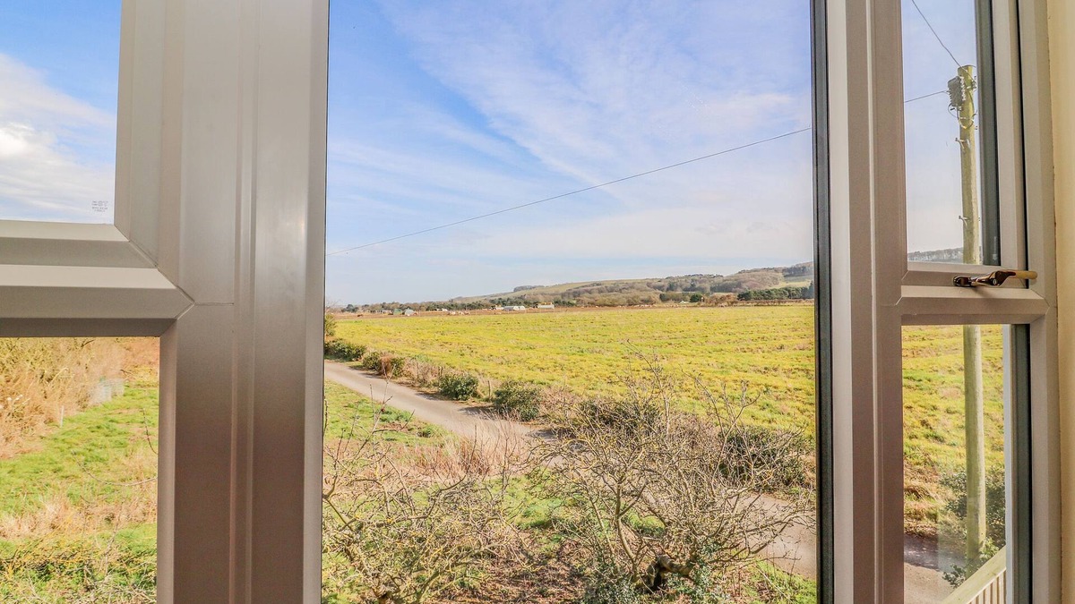 West Heslerton House | EAST COTTAGE, pet friendly, with pool in Rillington