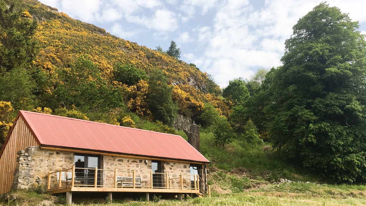 Glen Urquhart Cottage | EAST CRAIGDHU COW BYRE, with open fire in Beauly