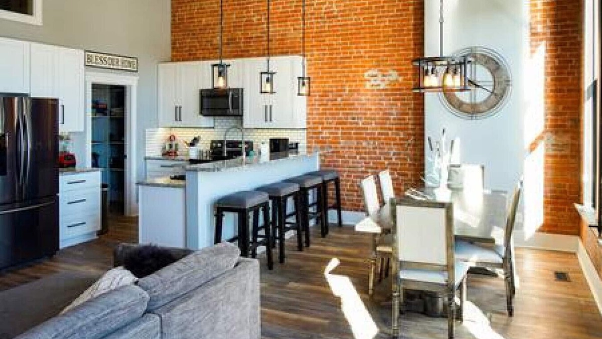 Baker City Apartment | East Empire Theatre Loft, Downtown! Sleeps 4, Local Golfing 50% Off!