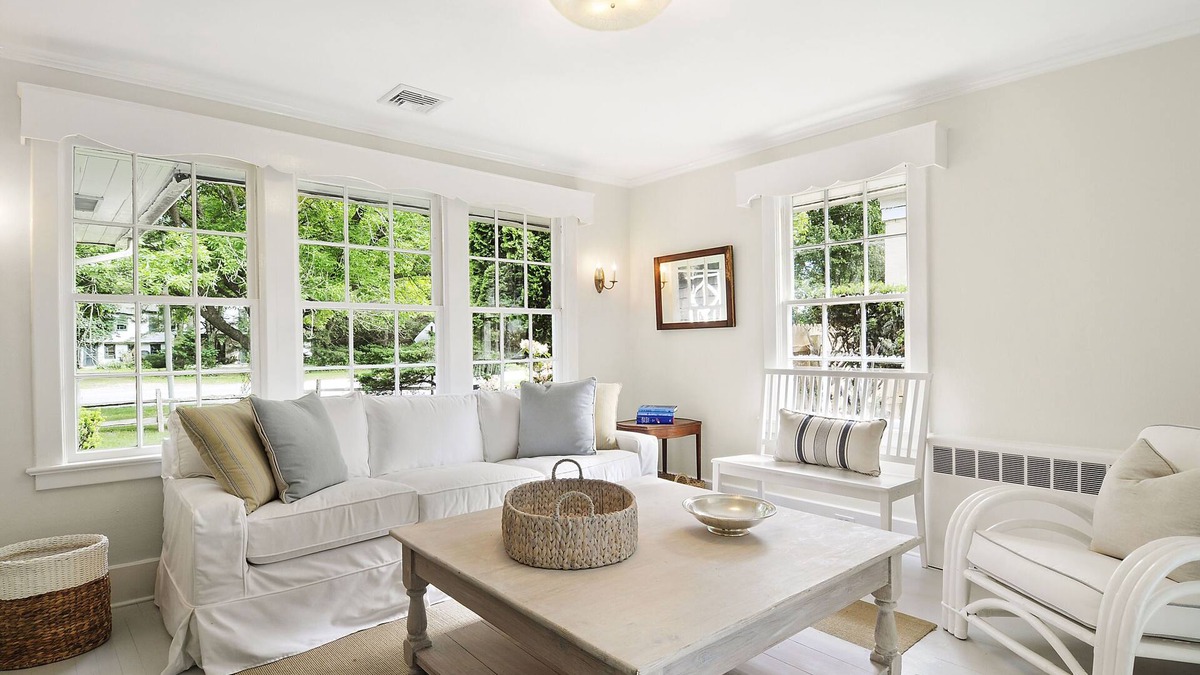 Pantigo Road Historic District House | East Hampton Village: Beautifully Renovated 3 Br Classic Cottage Walk To All