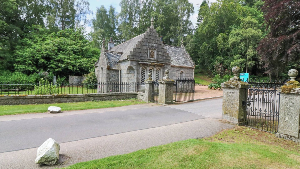 Banchory Cottage | EAST LODGE - CRATHES CASTLE, pet friendly, with a garden in Banchory