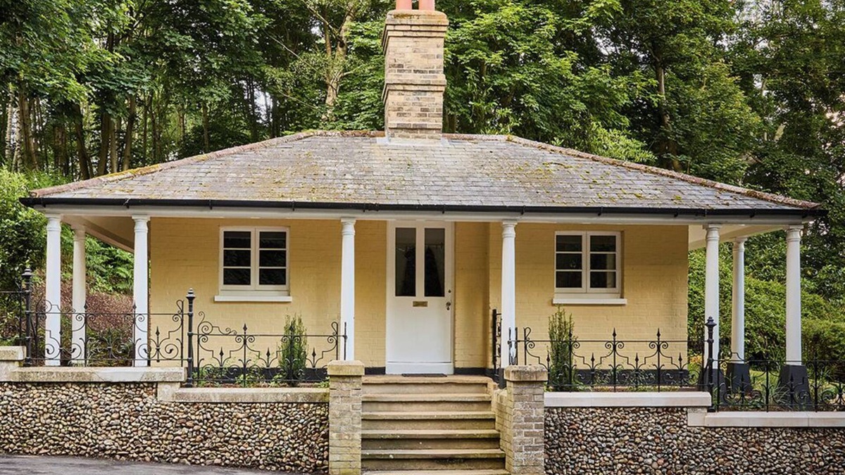 Dedham Cabin | East Lodge is set on edge of the beautiful Langham Hall Estate