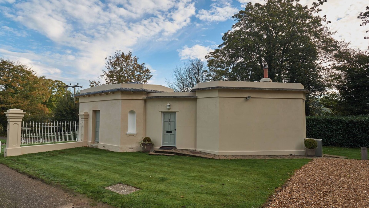 New Forest District Cottage | EAST LODGE, pet friendly, character holiday cottage in Fordingbridge