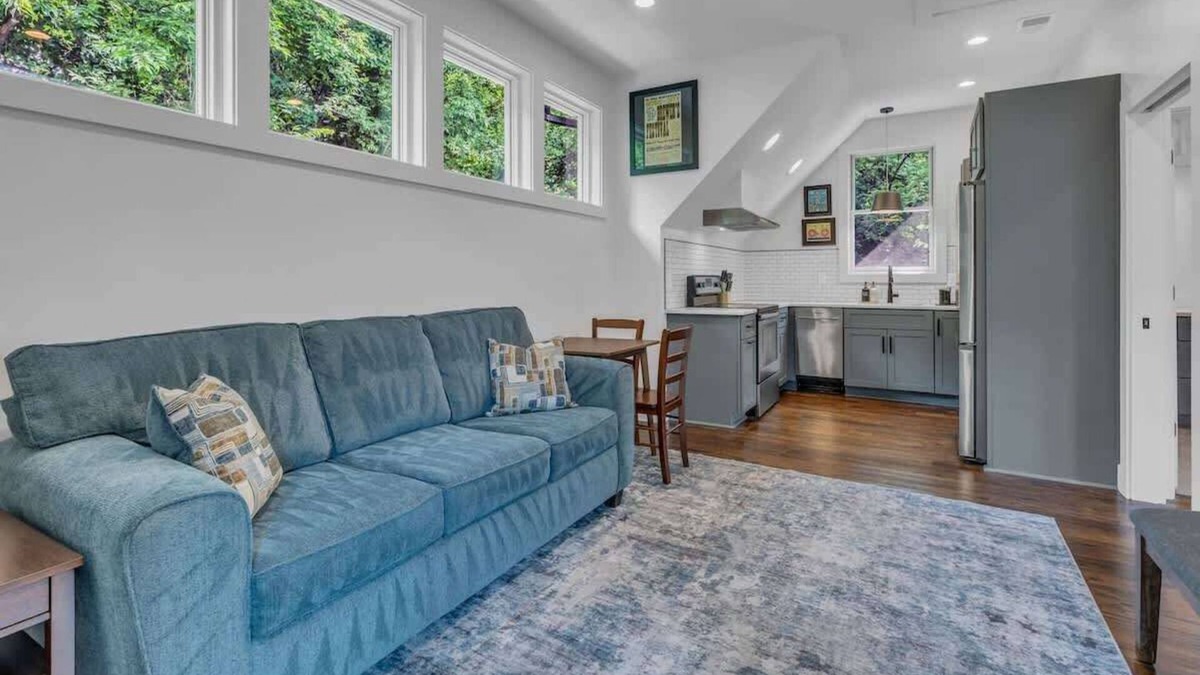 Greenwood Apartment | East Nashville Greenwood Treehouse Close to DT!